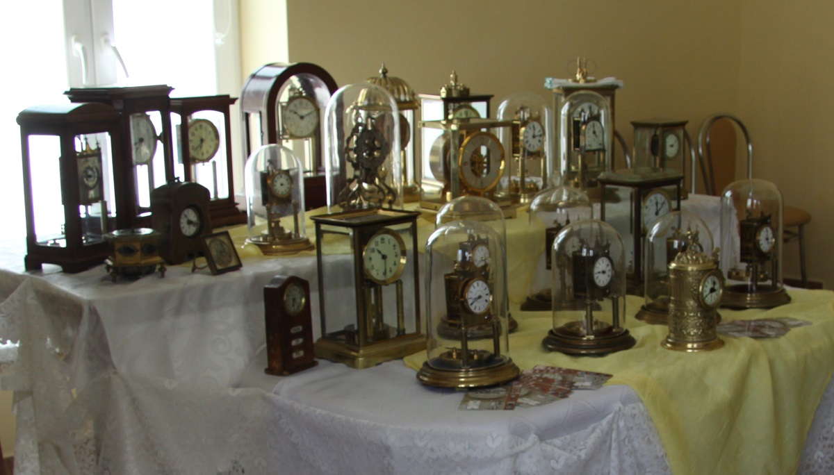 Zegary roczne - wystawa w Ręszowie